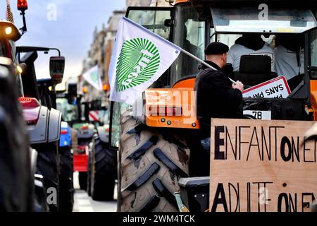 Paris, Frankreich. Februar 2024. Bauerndemonstration am Vorabend der Eröffnung der Internationalen Landwirtschaftsmesse 2024 in Paris, Frankreich, am 23. Februar 2024. Foto: Karim Ait Adjedjou/ABACAPRESS.COM Credit: Abaca Press/Alamy Live News Stockfoto