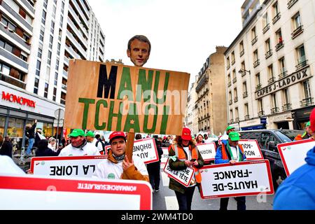 Paris, Frankreich. Februar 2024. Bauerndemonstration am Vorabend der Eröffnung der Internationalen Landwirtschaftsmesse 2024 in Paris, Frankreich, am 23. Februar 2024. Foto: Karim Ait Adjedjou/ABACAPRESS.COM Credit: Abaca Press/Alamy Live News Stockfoto