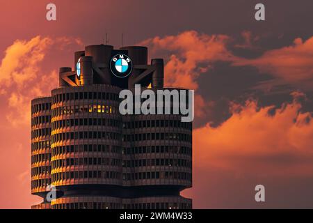 Der BMW Tower in München bei Sonnenuntergang Stockfoto