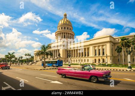 National Capitol Building und Oldtimer in havanna, kuba Stockfoto