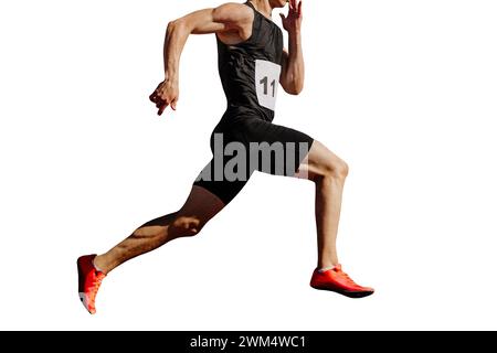 Männliche Athleten sprinten im Stadion, Muskeln gespannt, isoliert auf weißem Hintergrund Stockfoto