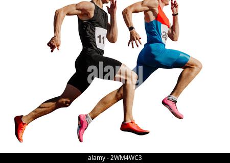 Zwei männliche Athleten sprinten im Stadion, Muskeln gespannt, hart im Wettkampf, isoliert auf weißem Hintergrund Stockfoto