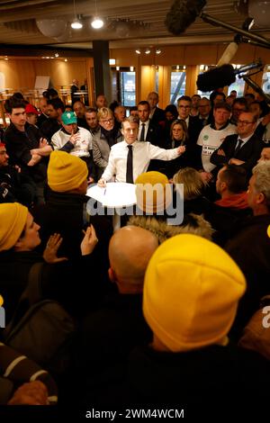 Paris, Frankreich. Februar 2024. Paris, Frankreich, 23. Februar 2024. Emmanuel Macron, der Präsident der Republik, eröffnete die 60. Internationale Landwirtschaftsausstellung an der Porte de Versailles. Debatte mit den Landwirten. *** Lokaler Titel *** EMMANUEL MACRON SALON INTERNATIONAL AGRICULTURE Credit: MAXPPP/Alamy Live News Stockfoto