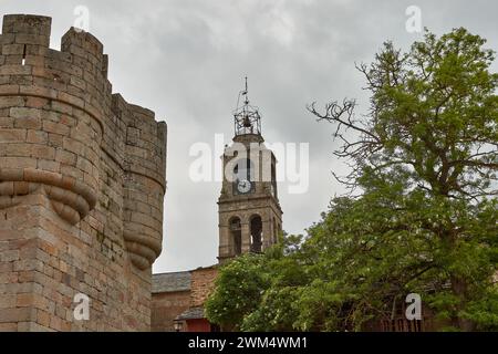 Glockenturm der Kirche Santa Maria de Azogue mit Uhr und Glocke in Puebla de Sanabria, Zamora, Castilla y Leon, Spanien. Stockfoto