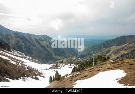 Majestätische schneebedeckte Gipfel, üppige Täler und ein ruhiger Fluss. Lebendige Farben und satte Texturen sorgen für eine atemberaubende Berglandschaft. Perfekt für den Stockfoto