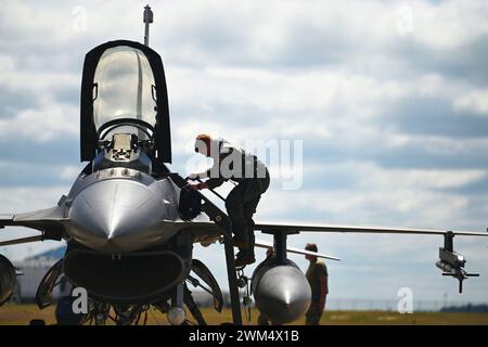 Savannah, Georgia USA - 12. Mai 2022: Ein Pilot der US-Armee steigt von einem F16-Jäger auf der Landebahn ab Stockfoto