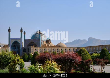 Isfahan, Iran, 06.30.2023: Naqshe Jahan Square, iran isfahan. Shah-Moschee und Berg-Hinterland. Stockfoto