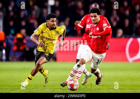 EINDHOVEN, NIEDERLANDE - 20. FEBRUAR: Ian Maatsen (Borussia Dortmund) und Malik Tillman (PSV) kämpfen um den Ball während der UEFA Champions League 202 Stockfoto