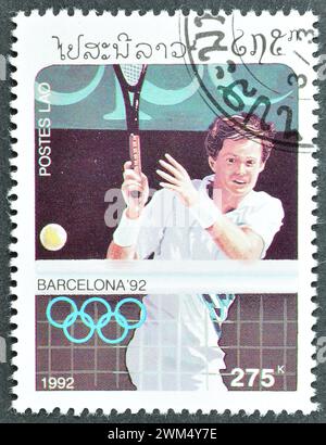 Gestempelte Briefmarke von Laos, die Tennis, Olympische Sommerspiele 1992 - Barcelona, um 1991 zeigt. Stockfoto