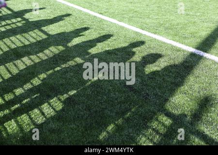 Schatten der Zuschauer auf dem neuen 4-g-Spielfeld, Oaklands Park, Chichester City FC Stockfoto