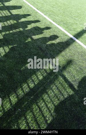 Schatten der Zuschauer auf dem neuen 4-g-Spielfeld, Oaklands Park, Chichester City FC Stockfoto