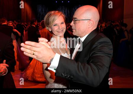 Andrea Kathrin Loewig mit Ehemann Andreas Thiele beim 16. SemperOpernball 2024 in der Semper Oper. Dresden, 23.02.2024 *** Andrea Kathrin Loewig mit Ehemann Andreas Thiele am 16. SemperOperaball 2024 an der semperopernoper Dresden, 23 02 2024 Foto:XF.xKernx/xFuturexImagex semperopernball 4325 Stockfoto