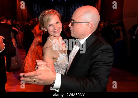 Andrea Kathrin Loewig mit Ehemann Andreas Thiele beim 16. SemperOpernball 2024 in der Semper Oper. Dresden, 23.02.2024 *** Andrea Kathrin Loewig mit Ehemann Andreas Thiele am 16. SemperOperaball 2024 an der semperopernoper Dresden, 23 02 2024 Foto:XF.xKernx/xFuturexImagex semperopernball 4323 Stockfoto