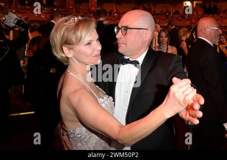 Andrea Kathrin Loewig mit Ehemann Andreas Thiele beim 16. SemperOpernball 2024 in der Semper Oper. Dresden, 23.02.2024 *** Andrea Kathrin Loewig mit Ehemann Andreas Thiele am 16. SemperOperaball 2024 an der semperopernoper Dresden, 23 02 2024 Foto:XF.xKernx/xFuturexImagex semperopernball 4327 Stockfoto