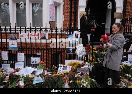 London, Großbritannien. Februar 2024. Tribut an den russischen Politiker Alexi Nawalny in der Nähe der russischen Botschaft in London. Quelle: Joao Daniel Pereira/Alamy Live News Stockfoto