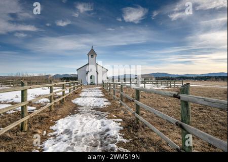 Historische hölzerne McDougall Memorial United Church im Stoney Indian Reserve in Morley, Alberta, Kanada Stockfoto