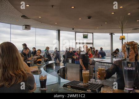 Leute trinken Guinness Bier in der Gravity Bar, Guiness Storehouse, Dublin, Irland Stockfoto