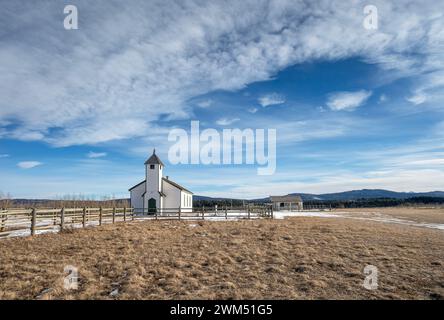 Historische McDougall Memorial United Church und Außengebäude im Stoney Indian Reserve in Morley, Alberta, Kanada Stockfoto