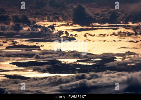 Färöer-Inseln, aus der Luft, Inseln, die unter den Wolken ragen Stockfoto
