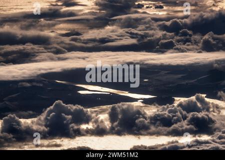 Färöer Inseln, aus der Vogelperspektive, Inseln, die unter den Wolken ragen, der Eidi See ist einfach sichtbar Stockfoto