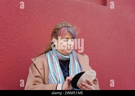 Eine Krankenschwester, die draußen nach Darmkrebs einen Kurs mit medizinischen Vorräten gibt. Stomabeutel. Kolorektales Krebsbewusstsein Stockfoto