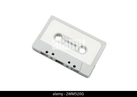 Nahaufnahme einer leeren und leeren Vintage-Audiokassette, um eigene Wörter und Designs hinzuzufügen. Isoliert auf weißem Hintergrund mit Ansicht des Beschneidungspfades von oben Stockfoto