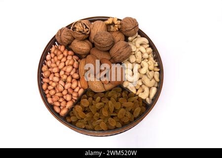 Nutritious Array: Verschiedene Nüsse und getrocknete Früchte auf einem runden Tablett. Dieses Bild zeigt eine runde Tablette mit einer Vielzahl von Nüssen und getrockneten Früchten Stockfoto