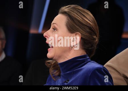 Anja Reschke moderiert die NDR Talk Show, Fototermin am 23.2.2024 im Fernsehstudio Hamburg Lokstedt *** Anja Reschke moderiert die NDR Talk Show, Fotosession am 23 2 2024 im Fernsehstudio Hamburg Lokstedt Stockfoto