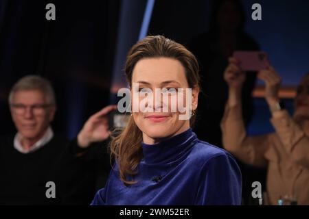 Anja Reschke moderiert die NDR Talk Show, Fototermin am 23.2.2024 im Fernsehstudio Hamburg Lokstedt *** Anja Reschke moderiert die NDR Talk Show, Fotosession am 23 2 2024 im Fernsehstudio Hamburg Lokstedt Stockfoto