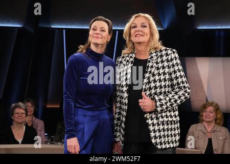 Anja Reschke und Bettina Tietjen moderieren die NDR Talk Show, Fototermin am 23.2.2024 im Fernsehstudio Hamburg Lokstedt *** Anja Reschke und Bettina Tietjen moderieren die NDR Talk Show, Fotosession am 23 2 2024 im Fernsehstudio Hamburg Lokstedt Stockfoto