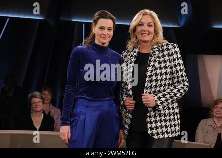 Anja Reschke und Bettina Tietjen moderieren die NDR Talk Show, Fototermin am 23.2.2024 im Fernsehstudio Hamburg Lokstedt *** Anja Reschke und Bettina Tietjen moderieren die NDR Talk Show, Fotosession am 23 2 2024 im Fernsehstudio Hamburg Lokstedt Stockfoto