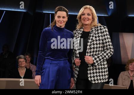 Anja Reschke und Bettina Tietjen moderieren die NDR Talk Show, Fototermin am 23.2.2024 im Fernsehstudio Hamburg Lokstedt *** Anja Reschke und Bettina Tietjen moderieren die NDR Talk Show, Fotosession am 23 2 2024 im Fernsehstudio Hamburg Lokstedt Stockfoto