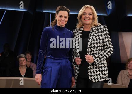 Anja Reschke und Bettina Tietjen moderieren die NDR Talk Show, Fototermin am 23.2.2024 im Fernsehstudio Hamburg Lokstedt *** Anja Reschke und Bettina Tietjen moderieren die NDR Talk Show, Fotosession am 23 2 2024 im Fernsehstudio Hamburg Lokstedt Stockfoto