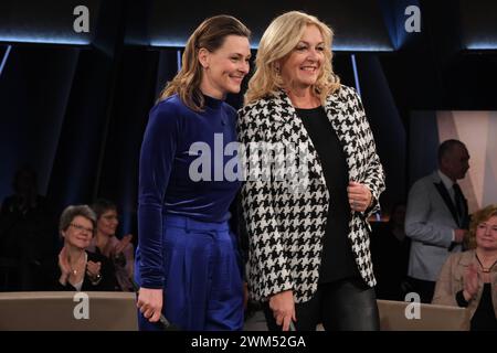 Anja Reschke und Bettina Tietjen moderieren die NDR Talk Show, Fototermin am 23.2.2024 im Fernsehstudio Hamburg Lokstedt *** Anja Reschke und Bettina Tietjen moderieren die NDR Talk Show, Fotosession am 23 2 2024 im Fernsehstudio Hamburg Lokstedt Stockfoto