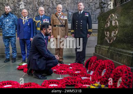 Schottlands erster Minister Humza Yousaf nimmt an einer Gedenkfeier zum zweiten Jahrestag der russischen Invasion in die Ukraine am Scottish National war Memorial in Edinburgh Castle Teil. Bilddatum: Samstag, 24. Februar 2024. Stockfoto