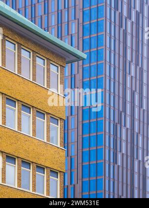 Das Foto zeigt das Nebeneinander zweier verschiedener Gebäude in Göteborg, Schweden. Im Vordergrund steht eine traditionelle Ziegelfassade mit Sichtfenster Stockfoto