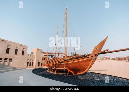 Altes hölzernes Ruderboot im historischen Dubai. Bootsinstallation. Heritage Village. Stockfoto