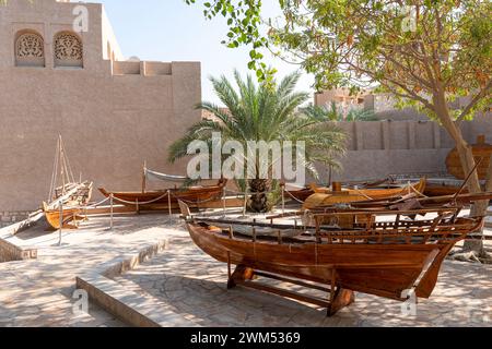 Altes hölzernes Ruderboot im historischen Dubai. Bootsinstallation. Heritage Village. Stockfoto