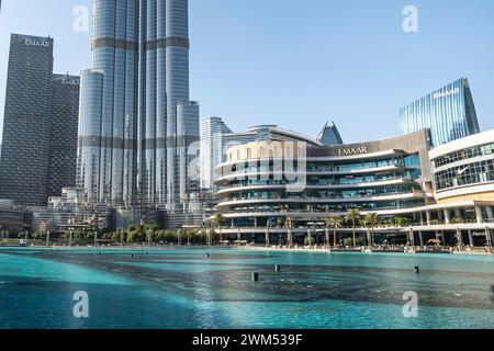 Dubai, VAE, Vereinigte Arabische Emirate. 27. November 2022. Künstlicher See mit Brunnen und Turm. Das höchste Gebäude der Welt, Burj Khalifa und Stockfoto
