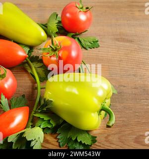 Gesunde Ernährung Hintergrund. Gemüse auf altem Holztisch. Flach liegend, Draufsicht. Stockfoto