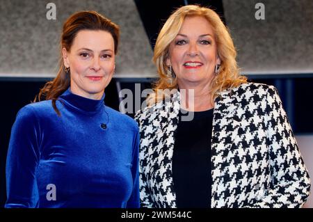 Anja Reschke und Bettina Tietjen bei der Aufzeichnung der NDR Talk Show im NDR Fernsehstudio Lokstedt. Hamburg, 23.02.2024 *** Anja Reschke und Bettina Tietjen bei der Aufnahme der NDR Talk Show im NDR-Fernsehstudio Lokstedt Hamburg, 23 02 2024 Foto:xH.xHartmannx/xFuturexImagex ndr talk2302 4233 Stockfoto