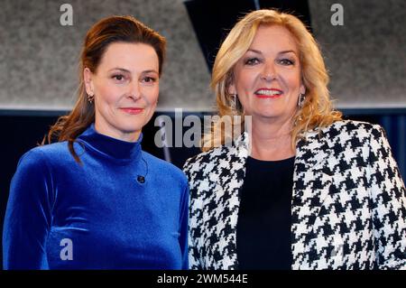 Anja Reschke und Bettina Tietjen bei der Aufzeichnung der NDR Talk Show im NDR Fernsehstudio Lokstedt. Hamburg, 23.02.2024 *** Anja Reschke und Bettina Tietjen bei der Aufnahme der NDR Talk Show im NDR-Fernsehstudio Lokstedt Hamburg, 23 02 2024 Foto:xH.xHartmannx/xFuturexImagex ndr talk2302 4231 Stockfoto