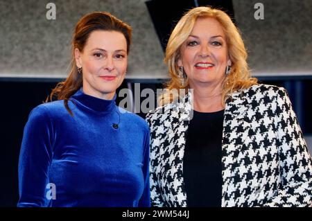 Anja Reschke und Bettina Tietjen bei der Aufzeichnung der NDR Talk Show im NDR Fernsehstudio Lokstedt. Hamburg, 23.02.2024 *** Anja Reschke und Bettina Tietjen bei der Aufnahme der NDR Talk Show im NDR-Fernsehstudio Lokstedt Hamburg, 23 02 2024 Foto:xH.xHartmannx/xFuturexImagex ndr talk2302 4232 Stockfoto