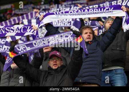 24. Februar 2024, Niedersachsen, Osnabrück: Fußball: Bundesliga 2, VfL Osnabrück - Hannover 96, Spieltag 23 im Stadion an der Bremer Brücke. Osnabrücks Fans halten ihre Tücher hoch. Foto: Friso Gentsch/dpa - WICHTIGER HINWEIS: Gemäß den Vorschriften der DFL Deutschen Fußball-Liga und des DFB Deutschen Fußball-Bundes ist es verboten, im Stadion und/oder im Spiel aufgenommene Fotografien in Form von sequenziellen Bildern und/oder videoähnlichen Fotoserien zu verwenden oder zu verwenden. Stockfoto