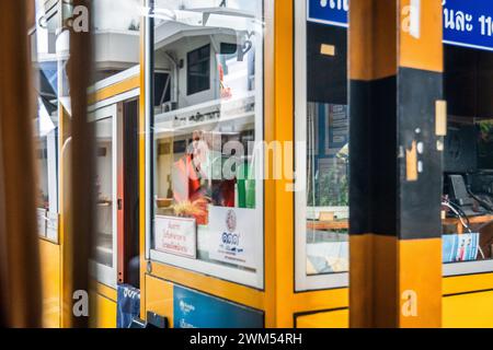 Bangkok, Thailand. Februar 2024. Ein Mitarbeiter arbeitet in seiner Autobahnmautstelle in Bangkok. Touristen, die Thailand erkunden, stehen eine Reihe von Transportmöglichkeiten zur Verfügung, von Bussen und Zügen bis hin zu U-Bahnen, Lieferwagen, Fähren und berühmten Song Taews (kleine Pick-up-Trucks mit zwei Reihen von Bänken). Das Reisen durch das Land ist bequem und sowohl für kurze als auch für lange Entfernungen erreichbar. Quelle: SOPA Images Limited/Alamy Live News Stockfoto