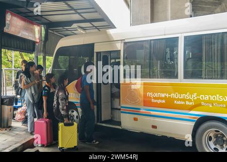 Bangkok, Thailand. Februar 2024. Passagiere werden am Mo Chit Bus Terminal in Bangkok in einem öffentlichen Bus erwartet. Touristen, die Thailand erkunden, stehen eine Reihe von Transportmöglichkeiten zur Verfügung, von Bussen und Zügen bis hin zu U-Bahnen, Lieferwagen, Fähren und berühmten Song Taews (kleine Pick-up-Trucks mit zwei Reihen von Bänken). Das Reisen durch das Land ist bequem und sowohl für kurze als auch für lange Entfernungen erreichbar. Quelle: SOPA Images Limited/Alamy Live News Stockfoto