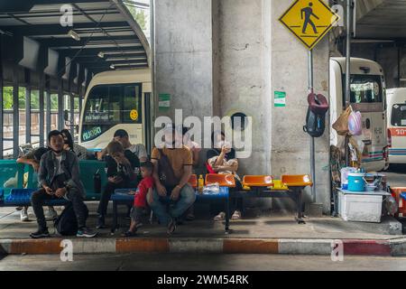 Bangkok, Thailand. Februar 2024. Passagiere werden am Mo Chit Bus Terminal in Bangkok auf ihren Bus warten sehen. Touristen, die Thailand erkunden, stehen eine Reihe von Transportmöglichkeiten zur Verfügung, von Bussen und Zügen bis hin zu U-Bahnen, Lieferwagen, Fähren und berühmten Song Taews (kleine Pick-up-Trucks mit zwei Reihen von Bänken). Das Reisen durch das Land ist bequem und sowohl für kurze als auch für lange Entfernungen erreichbar. Quelle: SOPA Images Limited/Alamy Live News Stockfoto