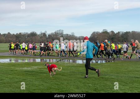 Teilnehmer am Rushmoor Parkrun, einem regulären Samstag-Laufrennen in Aldershot, Hampshire, England, im Februar 2024 Stockfoto