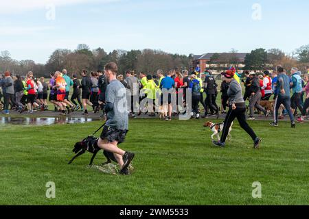 Teilnehmer am Rushmoor Parkrun, einem regulären Samstag-Laufrennen in Aldershot, Hampshire, England, im Februar 2024 Stockfoto