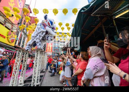 Kuala Lumpur, Malaysia. Februar 2024. Mitglieder einer Löwentruppe treten während des Laternenfestes in der Petaling Street in Kuala Lumpur, Malaysia, am 24. Februar 2024 auf. Quelle: Chong Voon Chung/Xinhua/Alamy Live News Stockfoto